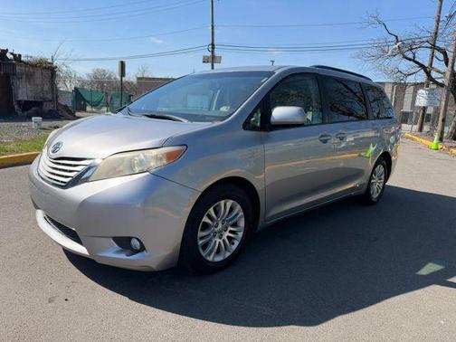 Silver 2014 Toyota Sienna XLE