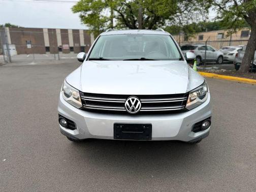 Silver 2014 Volkswagen Tiguan Auto SE