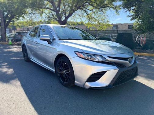 Silver 2018 Toyota Camry SE