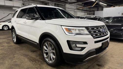 White 2017 Ford Explorer XLT