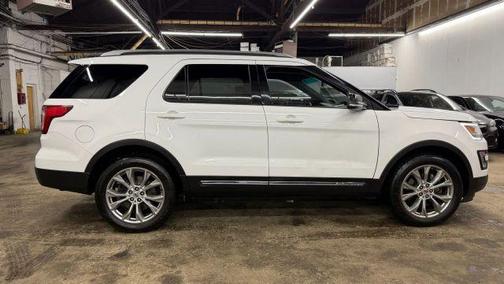 White 2017 Ford Explorer XLT