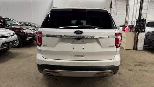 White 2017 Ford Explorer XLT