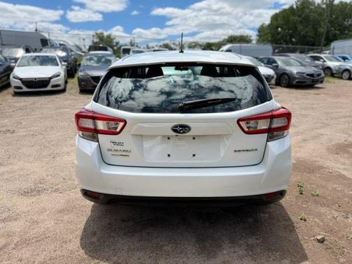 Crystal White Pearl 2018 Subaru Impreza 2.0i