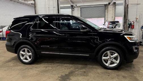Black 2017 Ford Explorer XLT