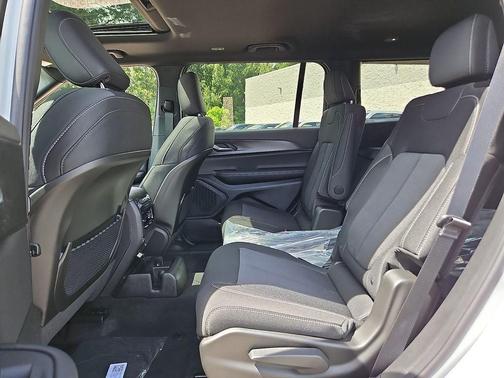Bright White Clearcoat 2026 Jeep Grand Cherokee L Laredo