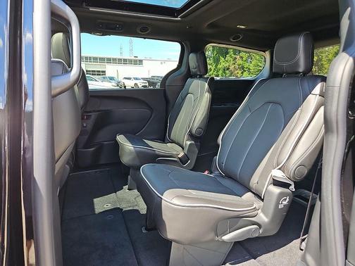 Diamond Black Crystal Pearlcoat 2027 Chrysler Pacifica Limited