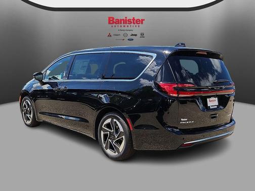 Diamond Black Crystal Pearlcoat 2027 Chrysler Pacifica Limited