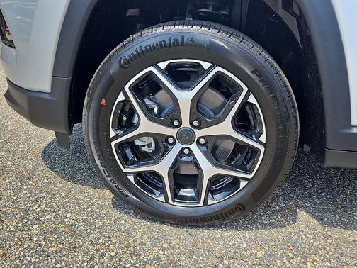 Silver Zynith Metallic Clearcoat 2026 Jeep Compass Limited