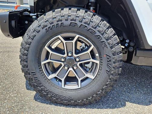 Bright White Clearcoat 2026 Jeep Gladiator Mojave X 4x4