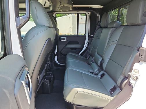 Bright White Clearcoat 2026 Jeep Gladiator Mojave X 4x4