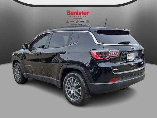 Diamond Black Crystal Pearlcoat 2022 Jeep Compass Latitude