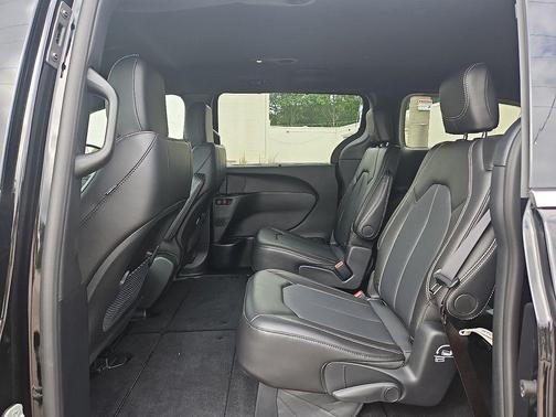 2025 Chrysler Voyager LX