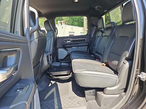 Diamond Black Crystal Pearlcoat 2026 RAM 1500 Laramie