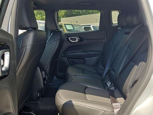 Silver Zynith Metallic Clearcoat 2026 Jeep Compass Sport