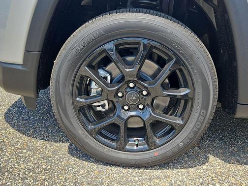 Silver Zynith Metallic Clearcoat 2026 Jeep Compass Sport