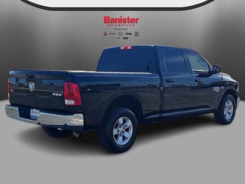Diamond Black Crystal Pearlcoat 2021 RAM 1500 Classic SLT