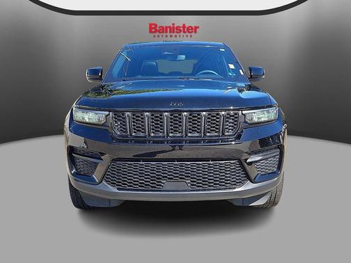 Diamond Black Crystal Pearlcoat 2023 Jeep Grand Cherokee Altitude