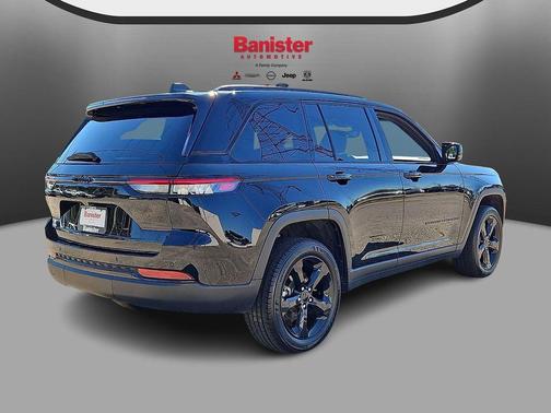Diamond Black Crystal Pearlcoat 2023 Jeep Grand Cherokee Altitude
