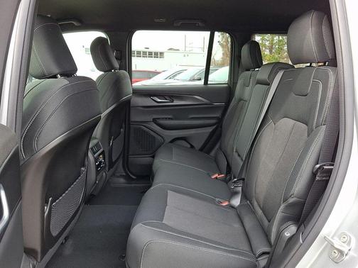 Silver Zynith 2026 Jeep Grand Cherokee Laredo