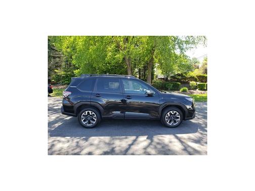 Crystal Black Silica 2025 Subaru Forester Premium