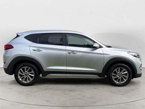 Molten Silver 2017 Hyundai TUCSON SE Plus