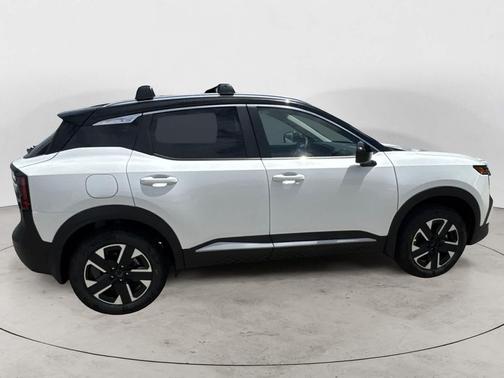 Aspen White Tricoat/Super Black 2026 Nissan Kicks SV