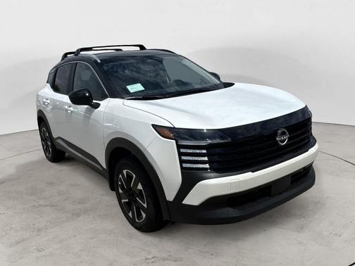 Aspen White Tricoat/Super Black 2026 Nissan Kicks SV