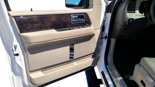 White Platinum Metallic Tri-Coat 2015 Lincoln Navigator Base