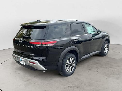 2025 Nissan Pathfinder SL 4WD