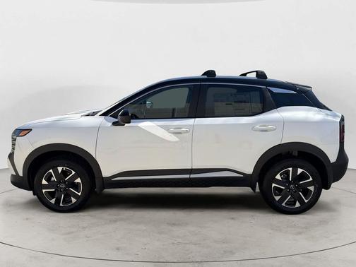 Aspen White Tricoat/Super Black 2026 Nissan Kicks SV