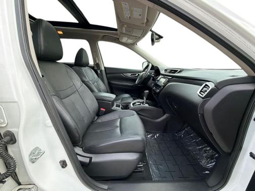 WHT/White 2015 Nissan Rogue SL