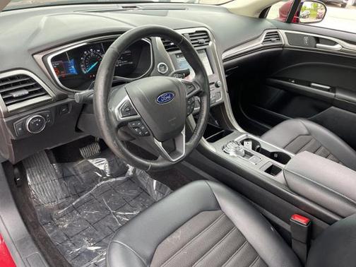 Photo 2 of 31 of 2017 Ford Fusion SE