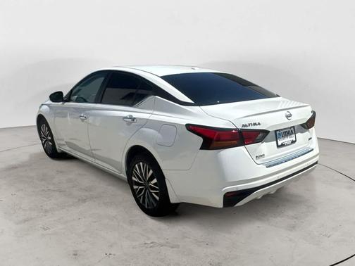 Pearl White Tricoat 2023 Nissan Altima 2.5 SV