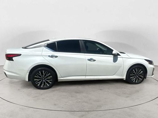 Pearl White Tricoat 2023 Nissan Altima 2.5 SV