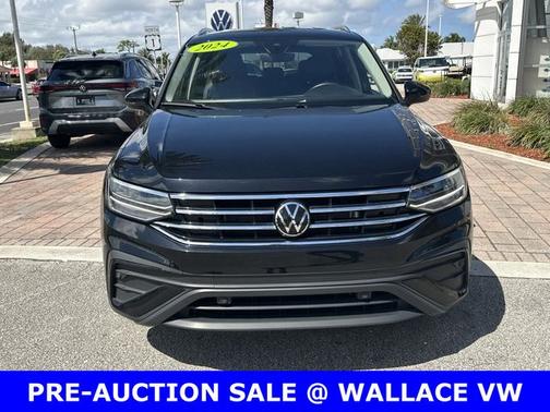 Deep Black Pearl Effect 2024 Volkswagen Tiguan 2.0T SE