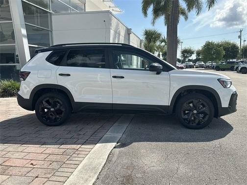 2025 Volkswagen Taos 1.5T SE Black