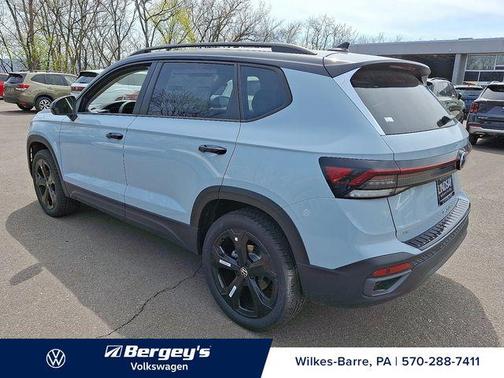 2025 Volkswagen Taos 1.5T SE Black