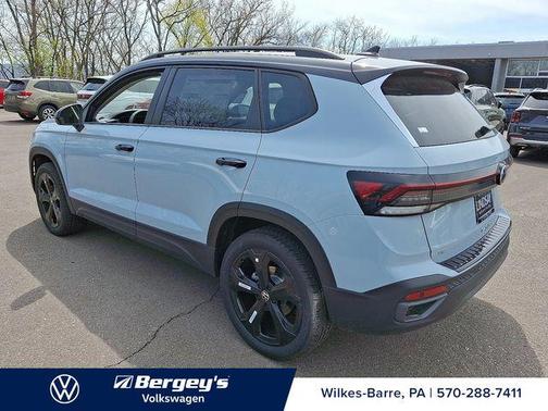 2025 Volkswagen Taos 1.5T SE Black