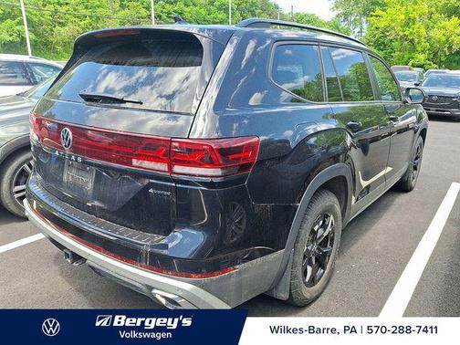 Deep Black Pearl 2025 Volkswagen Atlas 2.0T Peak Edition