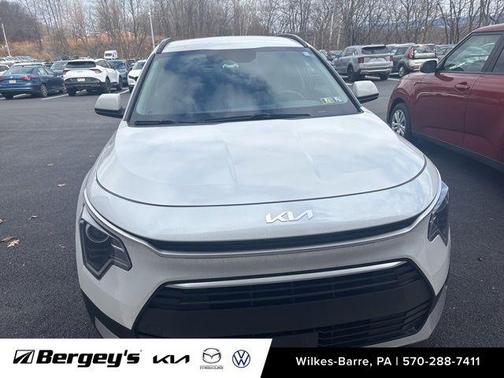 Snow White Pearl 2023 Kia Niro EX