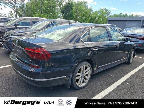 Deep Black 2017 Volkswagen Passat 1.8T SE w/Technology