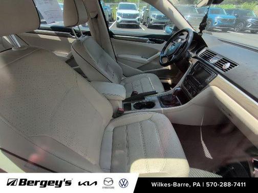 Deep Black 2017 Volkswagen Passat 1.8T SE w/Technology