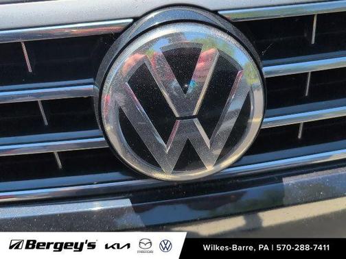 Deep Black 2017 Volkswagen Passat 1.8T SE w/Technology