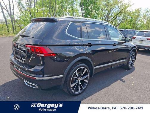 Deep Black 2024 Volkswagen Tiguan 2.0T SEL R-Line 4MOTION