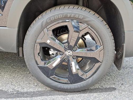 2025 Volkswagen Taos 1.5T SE Black