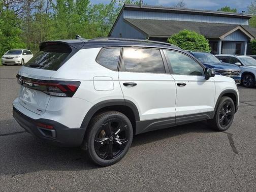 2025 Volkswagen Taos 1.5T SE Black