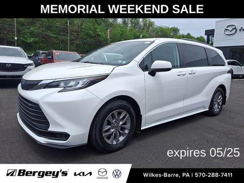 White 2022 Toyota Sienna LE