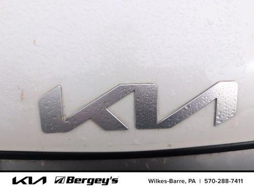 Snow White Pearl 2024 Kia Sportage LX