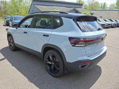 2025 Volkswagen Taos 1.5T SE Black