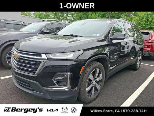 Mosaic Black Metallic 2022 Chevrolet Traverse LT Leather